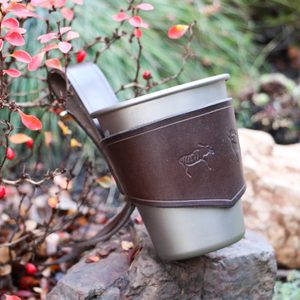 LAPONIA LEATHER CUP HOLDER AND TITANIUM BEER CUP KEITH, PERUNIKA SYSTEM - TITANIUM EQUIPMENT{% if kategorie.adresa_nazvy[0] != zbozi.kategorie.nazev %} - BUSHCRAFT{% endif %}