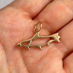 LUOSSA, saumon Sami, pendentif en bronze