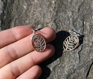Fougère, boucles d'oreilles en bronze