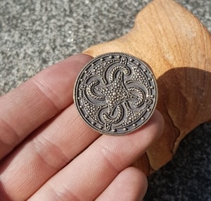 VIKING SWASTIKA THUMBY-BIENEBEK, BROOCH, BRONZE - REPLICA - COSTUME BROOCHES, FIBULAE{% if kategorie.adresa_nazvy[0] != zbozi.kategorie.nazev %} - JEWELLERY - BRONZE, ZINC{% endif %}