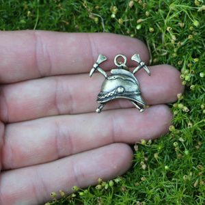 Ancien casque de pompier, pendentif, zinc