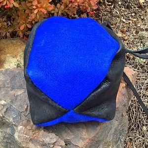 LEATHER POUCH - INDIGO - BAGS, SPORRANS{% if kategorie.adresa_nazvy[0] != zbozi.kategorie.nazev %} - LEATHER PRODUCTS{% endif %}