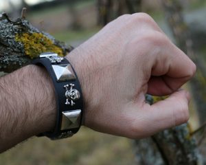 ROCKER, LEDERARMBAND XXVI - LEDERARMBÄNDER{% if kategorie.adresa_nazvy[0] != zbozi.kategorie.nazev %} - LEDERPRODUKTE{% endif %}