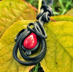 BLOODY MARY, RED GLASS PENDANT - SCHMUCK MIT STEINEN{% if kategorie.adresa_nazvy[0] != zbozi.kategorie.nazev %} - SCHMUCKSTÜCKE{% endif %}