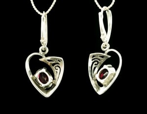 ROWAN, CELTIC STERLING SILVER EARRINGS, GARNET - EARRINGS{% if kategorie.adresa_nazvy[0] != zbozi.kategorie.nazev %} - SILVER JEWELLERY{% endif %}