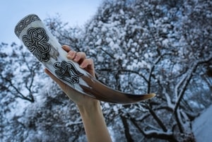 CROW, GNEZDOVO, ENGRAVED VIKING HORN - 0.4 L - DRINKING HORNS{% if kategorie.adresa_nazvy[0] != zbozi.kategorie.nazev %} - HORN PRODUCTS{% endif %}