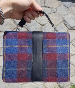 FIONA SHOULDER BAG, RED AND BLUE, WOOL - WOOLEN HANDBAGS & BAGS{% if kategorie.adresa_nazvy[0] != zbozi.kategorie.nazev %} - WOOLEN PRODUCTS, IRELAND{% endif %}