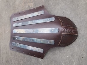 HEAVY LEATHER GREAVES REINFORCED WITH STEEL STRIPS, PRICE FOR THE PAIR - LEATHER ARMOUR/GLOVES{% if kategorie.adresa_nazvy[0] != zbozi.kategorie.nazev %} - ARMOUR HELMETS, SHIELDS{% endif %}