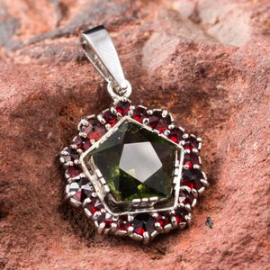 DELORA, MOLDAVITE, GARNET, SILVER PENDANT - MOLDAVITES, CZECH{% if kategorie.adresa_nazvy[0] != zbozi.kategorie.nazev %} - SILVER JEWELLERY{% endif %}