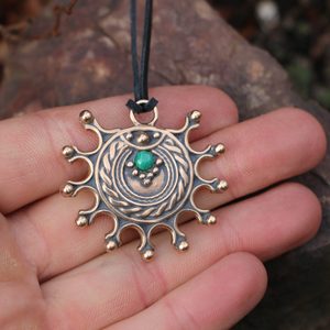 DEVANA, SLAVIC SOLAR PENDANT, BRONZE, MALACHITE - OBJETS EN BRONZE{% if kategorie.adresa_nazvy[0] != zbozi.kategorie.nazev %} - BIJOUTERIE{% endif %}