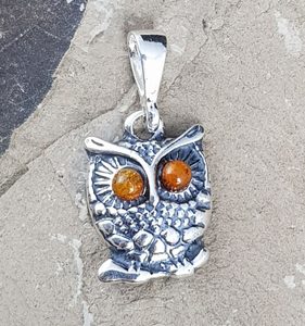 HIBOU, AMBRE ET ARGENT, PENDENTIF - AMBRE ET ARGENT{% if kategorie.adresa_nazvy[0] != zbozi.kategorie.nazev %} - BIJOUX EN ARGENT{% endif %}