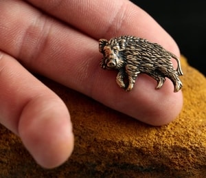 BOAR, BRONZE AMULET - ANIMAL PENDANTS{% if kategorie.adresa_nazvy[0] != zbozi.kategorie.nazev %} - JEWELLERY - BRONZE, ZINC{% endif %}