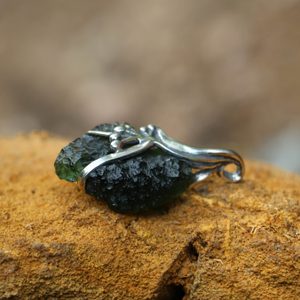 LADA MOLDAVITE SILVER PENDANT - BIJOUX À MOLDAVITES TCHÈQUES{% if kategorie.adresa_nazvy[0] != zbozi.kategorie.nazev %} - BIJOUX EN ARGENT{% endif %}