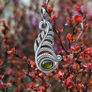 Pendentif en argent avec moldavite, fougère, Ag 925/1000, cabochon