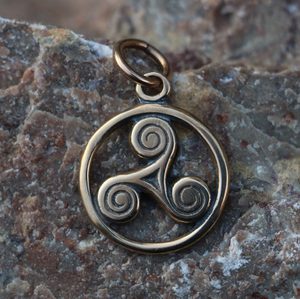 CELTIC TRISKELE, SMALL PENDANT, BRONZE - PENDANTS, NECKLACES{% if kategorie.adresa_nazvy[0] != zbozi.kategorie.nazev %} - JEWELLERY - BRONZE, ZINC{% endif %}