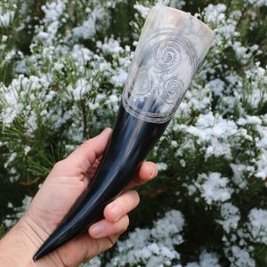 TRISKELION, CARVED DRINKING HORN 0,3L - DRINKING HORNS{% if kategorie.adresa_nazvy[0] != zbozi.kategorie.nazev %} - HORN PRODUCTS{% endif %}