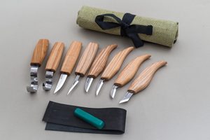 WOOD CARVING SET OF 8 KNIVES (8 KNIVES IN ROLL + ACCESSORIES) S08 - FORGED CARVING CHISELS{% if kategorie.adresa_nazvy[0] != zbozi.kategorie.nazev %} - BUSHCRAFT, RECONSTITUTION, ACCESSOIRE{% endif %}