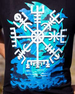 VEGVÍSIR, MEN'S T-SHIRT - T-SHIRTS PAÏENS{% if kategorie.adresa_nazvy[0] != zbozi.kategorie.nazev %} - T-SHIRTS, BOOTS - ROCK MUSIC{% endif %}