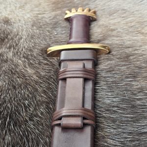 SCABBARD FOR VIKING SWORD, LEATHER - SWORDS{% if kategorie.adresa_nazvy[0] != zbozi.kategorie.nazev %} - WEAPONS - SWORDS, AXES, KNIVES{% endif %}