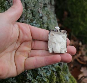 BEAR, CARVED ANTLER PENDANT - ANIMAL PENDANTS{% if kategorie.adresa_nazvy[0] != zbozi.kategorie.nazev %} - JEWELLERY - BRONZE, ZINC{% endif %}