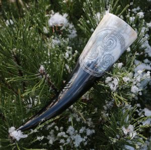 TRISKELION, CARVED DRINKING HORN 0,3L - DRINKING HORNS{% if kategorie.adresa_nazvy[0] != zbozi.kategorie.nazev %} - HORN PRODUCTS{% endif %}