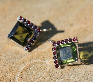 SLAVKA, SILVER EARRINGS, MOLDAVITE, GARNET - MOLDAVITES, CZECH{% if kategorie.adresa_nazvy[0] != zbozi.kategorie.nazev %} - SILVER JEWELLERY{% endif %}