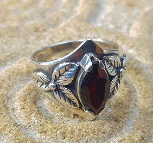 SHAMROCK, ring, garnet, sterling silver