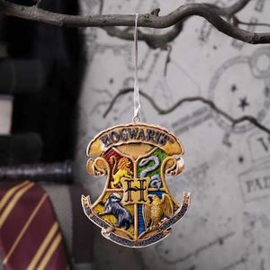 HARRY POTTER HOGWARTS CREST HANGING ORNAMENT 8CM - HARRY POTTER{% if kategorie.adresa_nazvy[0] != zbozi.kategorie.nazev %} - LIZENZIERTE PRODUKTE - FILME, SPIELE{% endif %}