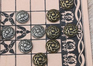 HNEFATAFL - JEU DE SOCIÉTÉ VIKING, CUIR ET PIERRES - VIKING - PLATEAU DE JEU{% if kategorie.adresa_nazvy[0] != zbozi.kategorie.nazev %} - HRY A KNIHY{% endif %}