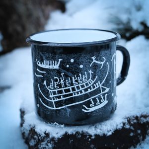 TANUM ROCK CARVINGS ENAMEL MUG - MUGS, GOBLETS, SCARVES{% if kategorie.adresa_nazvy[0] != zbozi.kategorie.nazev %} - PAGAN DECORATIONS{% endif %}