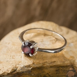 OCULAR, STERLING SILVER RING WITH GARNET - RINGS WITH GEMSTONES, SILVER{% if kategorie.adresa_nazvy[0] != zbozi.kategorie.nazev %} - SILVER JEWELLERY{% endif %}