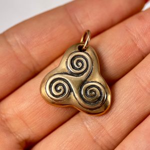Trikel plein, pendentif, bronze