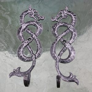 VIKING   DRAGON, FORGED HOOK / KEY HOOK - LEFT - SMITHY WORKS, COINS{% if kategorie.adresa_nazvy[0] != zbozi.kategorie.nazev %} - SMITHY WORKS, COINS{% endif %}