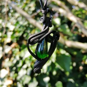 GREEN GLASS DROP - PENDANT - FANTASY JEWELS{% if kategorie.adresa_nazvy[0] != zbozi.kategorie.nazev %} - JEWELLERY - BRONZE, ZINC{% endif %}