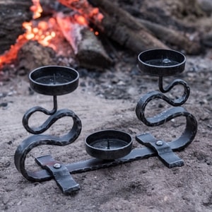 FORGED CANDLEHOLDER, DOUBLE ARM - CANDLESTICKS, FORGED CANDLE HOLDERS{% if kategorie.adresa_nazvy[0] != zbozi.kategorie.nazev %} - SMITHY WORKS, COINS{% endif %}