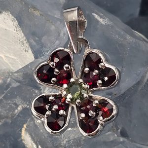 Cloverleaf pendant with moldavite and garnets, 925 silver