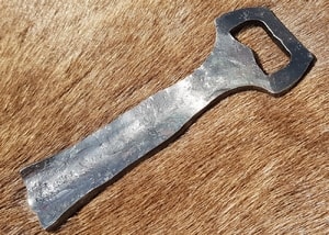 BOTTLE OPENER, FORGED, FLAT - FORGED IRON HOME ACCESSORIES{% if kategorie.adresa_nazvy[0] != zbozi.kategorie.nazev %} - SMITHY WORKS, COINS{% endif %}