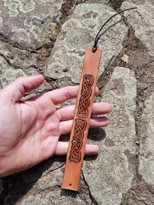 RONN, CARVED LEATHER BRACELET - LEDERARMBÄNDER{% if kategorie.adresa_nazvy[0] != zbozi.kategorie.nazev %} - LEDERPRODUKTE{% endif %}