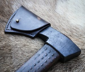 LEATHER CASE FOR SHEPHERD'S AXES - VALASKA - HALLEBARDES, HACHES, MASSES{% if kategorie.adresa_nazvy[0] != zbozi.kategorie.nazev %} - ARMURERIE: LES ARMES{% endif %}