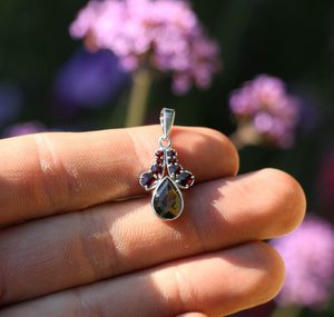 SELENE, SILVER PENDANT, MOLDAVITE, GARNET - MOLDAVITES, CZECH{% if kategorie.adresa_nazvy[0] != zbozi.kategorie.nazev %} - SILVER JEWELLERY{% endif %}