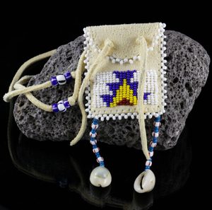 NATIVE AMERICAN BEADED NECK POUCH, INDIANS - NATIVE AMERICANS{% if kategorie.adresa_nazvy[0] != zbozi.kategorie.nazev %} - BUSHCRAFT, LIVING HISTORY, CRAFTS{% endif %}