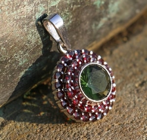 BRIANA, CZECH MOLDAVITE, GARNET, SILVER PENDANT - MOLDAVITES, CZECH{% if kategorie.adresa_nazvy[0] != zbozi.kategorie.nazev %} - SILVER JEWELLERY{% endif %}