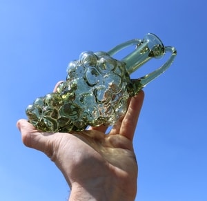 AMPHORE EN VERRE VERT, EN FORME DE GRAPPE DE RAISIN - RÉPLIQUES HISTORIQUES DE VERRE{% if kategorie.adresa_nazvy[0] != zbozi.kategorie.nazev %} - VERRE ET CÉRAMIQUE{% endif %}