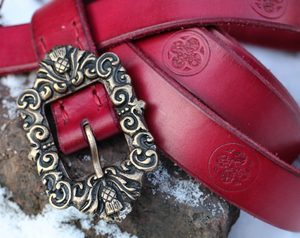 GOTICA, LONG MEDIEVAL BELT RED - BELTS{% if kategorie.adresa_nazvy[0] != zbozi.kategorie.nazev %} - LEATHER PRODUCTS{% endif %}