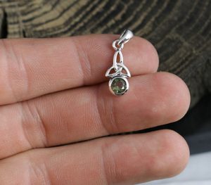 TRIQUETRA, CELTIC PENDANT - MOLDAVIT, SILVER - MOLDAVITES, CZECH{% if kategorie.adresa_nazvy[0] != zbozi.kategorie.nazev %} - SILVER JEWELLERY{% endif %}