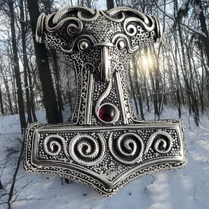 SCANIA RÉPLIQUE D'UN MARTEAU DE THOR, ARGENT 925 À GRENAT. - PENDENTIFS{% if kategorie.adresa_nazvy[0] != zbozi.kategorie.nazev %} - BIJOUX EN ARGENT{% endif %}