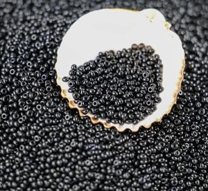 CZECH ROCAILLE SEED BEADS, OPAQUE BLACK 10/0 - ROCAILLES CZECH GLASS BEADS{% if kategorie.adresa_nazvy[0] != zbozi.kategorie.nazev %} - BUSHCRAFT, LIVING HISTORY, CRAFTS{% endif %}