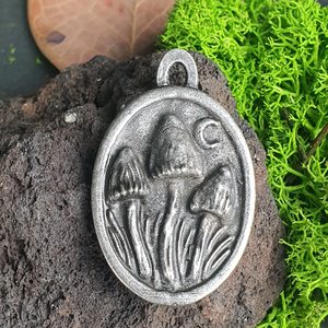 MAGIE DE LA NUIT - CHAMPIGNONS, PENDENTIF, ZINC - TOUS LES PENDENTIFS, NOTRE PRODUCTION{% if kategorie.adresa_nazvy[0] != zbozi.kategorie.nazev %} - BIJOUTERIE{% endif %}