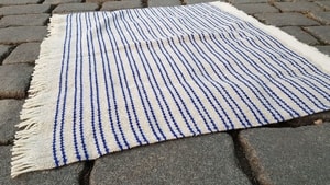 SMALL WOOLLEN THROW, BLUE STRIPES - HAND WEAVING{% if kategorie.adresa_nazvy[0] != zbozi.kategorie.nazev %} - WOOLEN PRODUCTS, IRELAND{% endif %}