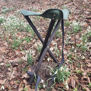 LEATHER FOLDING TRIPOD, CHAIR - FOR FISHERMEN - BUSHCRAFT{% if kategorie.adresa_nazvy[0] != zbozi.kategorie.nazev %} - BUSHCRAFT, LIVING HISTORY, CRAFTS{% endif %}